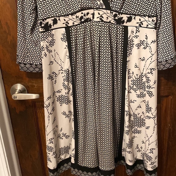 A Pea In The Pod maternity dress. - Picture 3 of 5